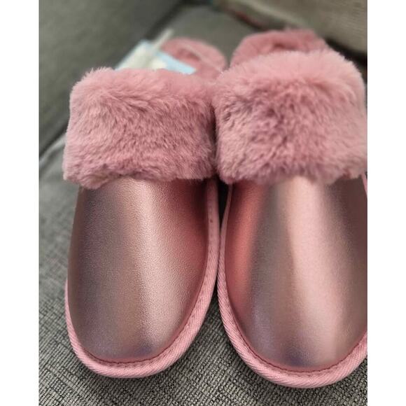BRAND NEW WITH TAGS Girls Metallic Pink Faux Fur Slippers – Cozy Indoor Shoes - Picture 2 of 4